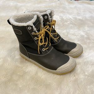Woman’s Waterproof winter Keen boots!